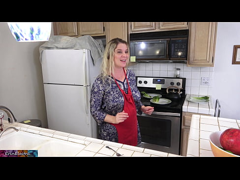 ❤️ Stepmom هن جي تاريخ کان اڳ باورچی خانه ۾ کيس کير پيارڻ ❤